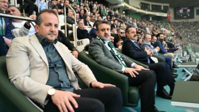 Bursa Büşükşehir Belediye Başkan Vekili Şahin Biba, karşılaşma sonunda, yeşil