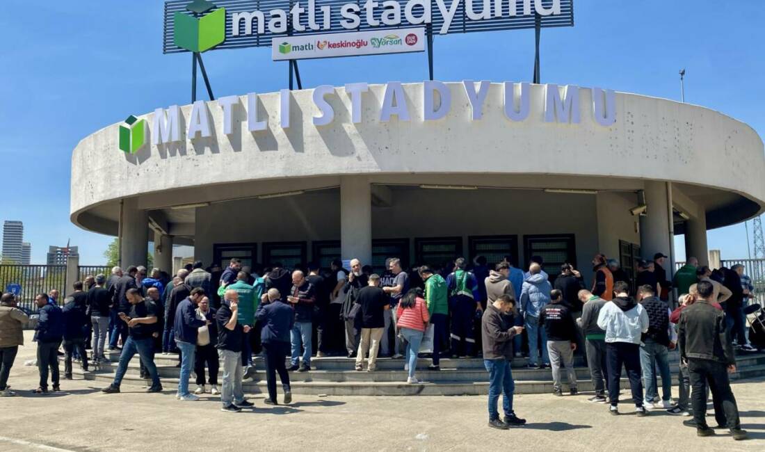 Bursaspor’un kombinesine hücum! Bilet kaldı mı? Yeşil beyazlı taraftarlar, şampiyonluğunu ilan edip 1.Lig'e yükselen Bursaspor'un yeni