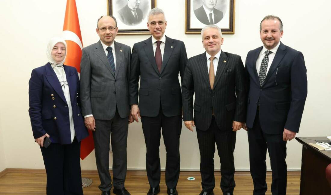 AK Parti Bursa Milletvekilleri Refik Özen, Emine Yavuz Gözgeç, Mustafa