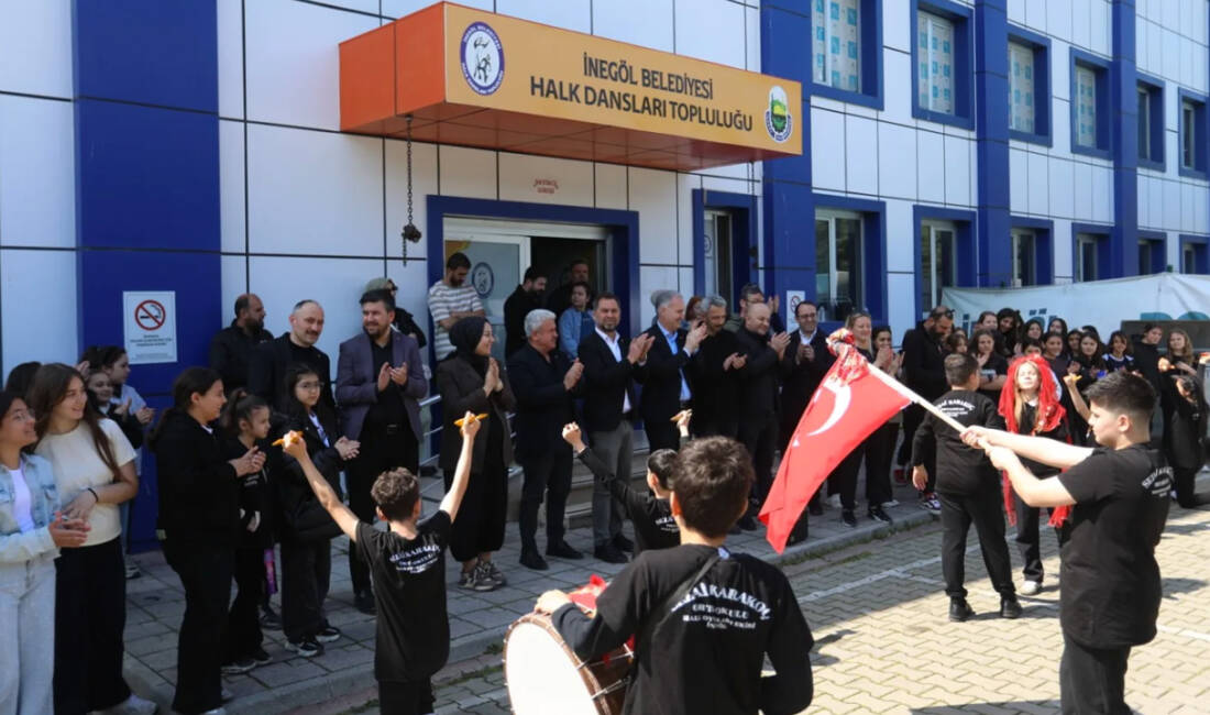 İnegöl Belediyesi halk dansçıları Bursa’da 3 birincilik kazandı İnegöl Belediye Başkanı Alper Taban, Kulüpler Arası Bursa İl Yarışması'nda