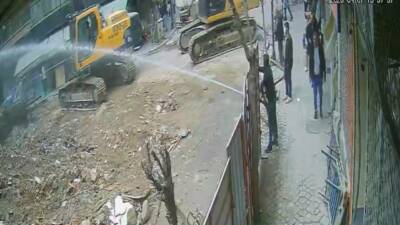 İstanbul Zeytinburnu'nda bir binanın yıkımı sırasında kopan beton parçasının kafasına