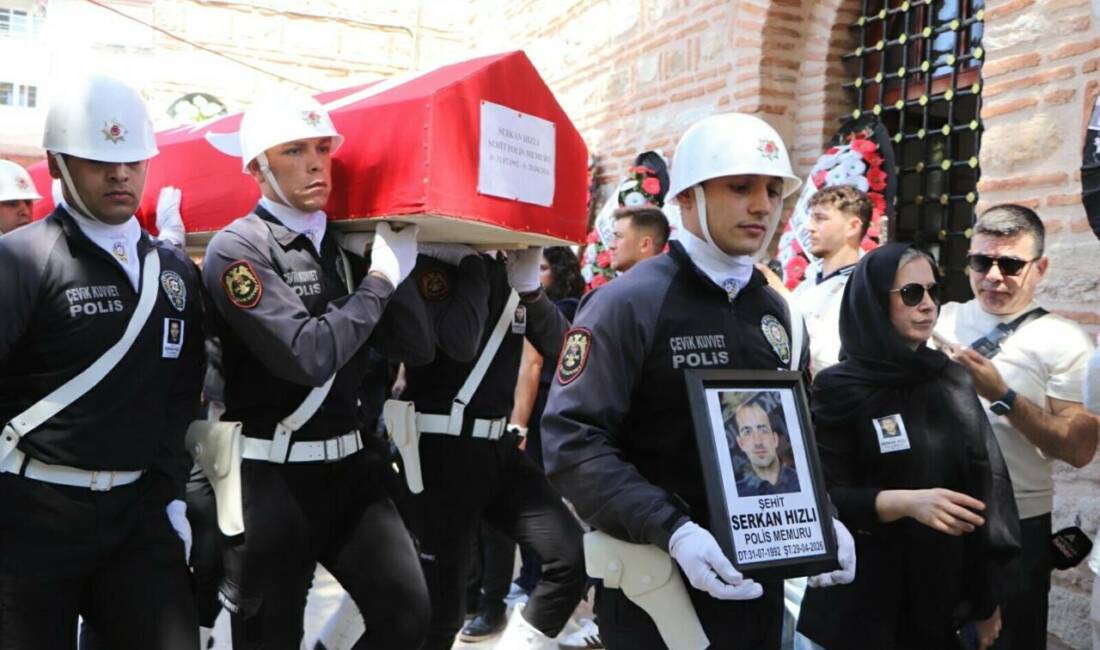 İzmir’deki kazada şehit olan polis memuruna son görev İzmir Bornova'da TIR ile 9 aracın karıştığı trafik kazasında şehit