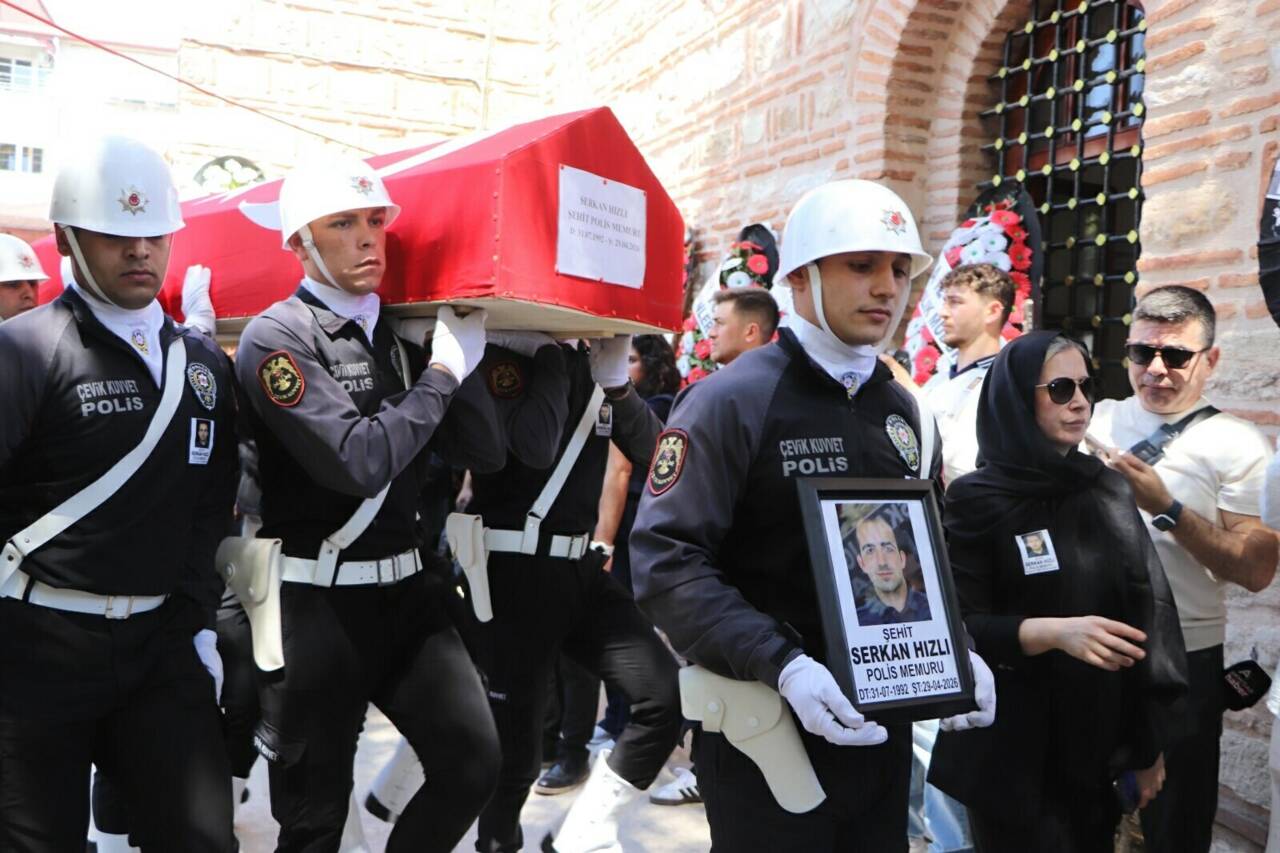 İzmir'deki kazada şehit olan polis memuruna son görev 13 izmirdeki kazada sehit olan polis memuru son yolculuguna ugurlandi 2 06560e7733b2