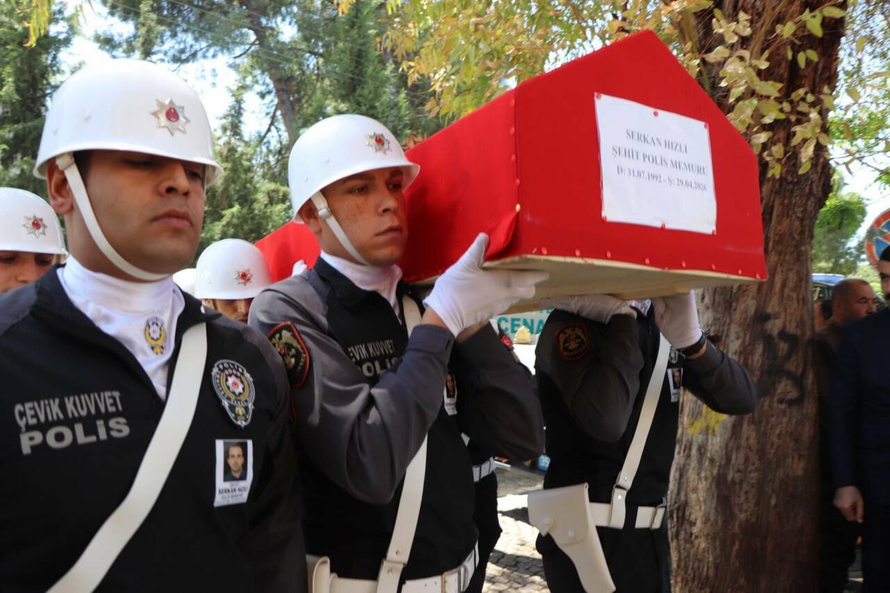 İzmir'deki kazada şehit olan polis memuruna son görev 2 izmirdeki kazada sehit olan polis memuru son yolculuguna ugurlandi 2 13b8668334b7