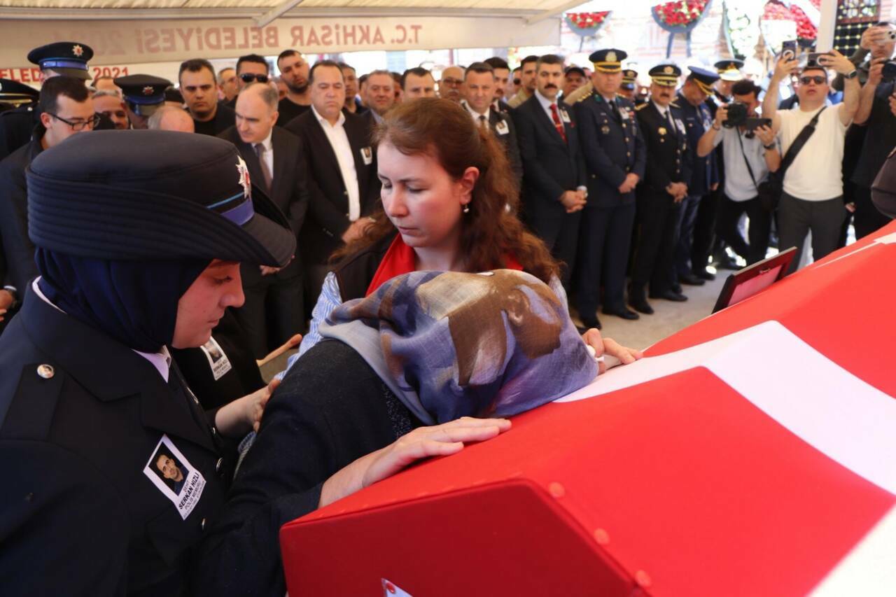 İzmir'deki kazada şehit olan polis memuruna son görev 7 izmirdeki kazada sehit olan polis memuru son yolculuguna ugurlandi 2 174a5b19d6f0