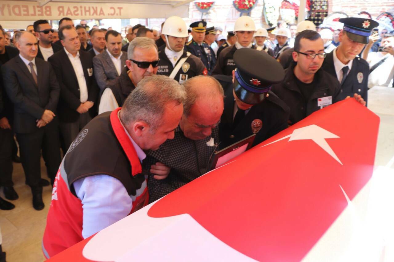 İzmir'deki kazada şehit olan polis memuruna son görev 10 izmirdeki kazada sehit olan polis memuru son yolculuguna ugurlandi 2 24e7415ba04c