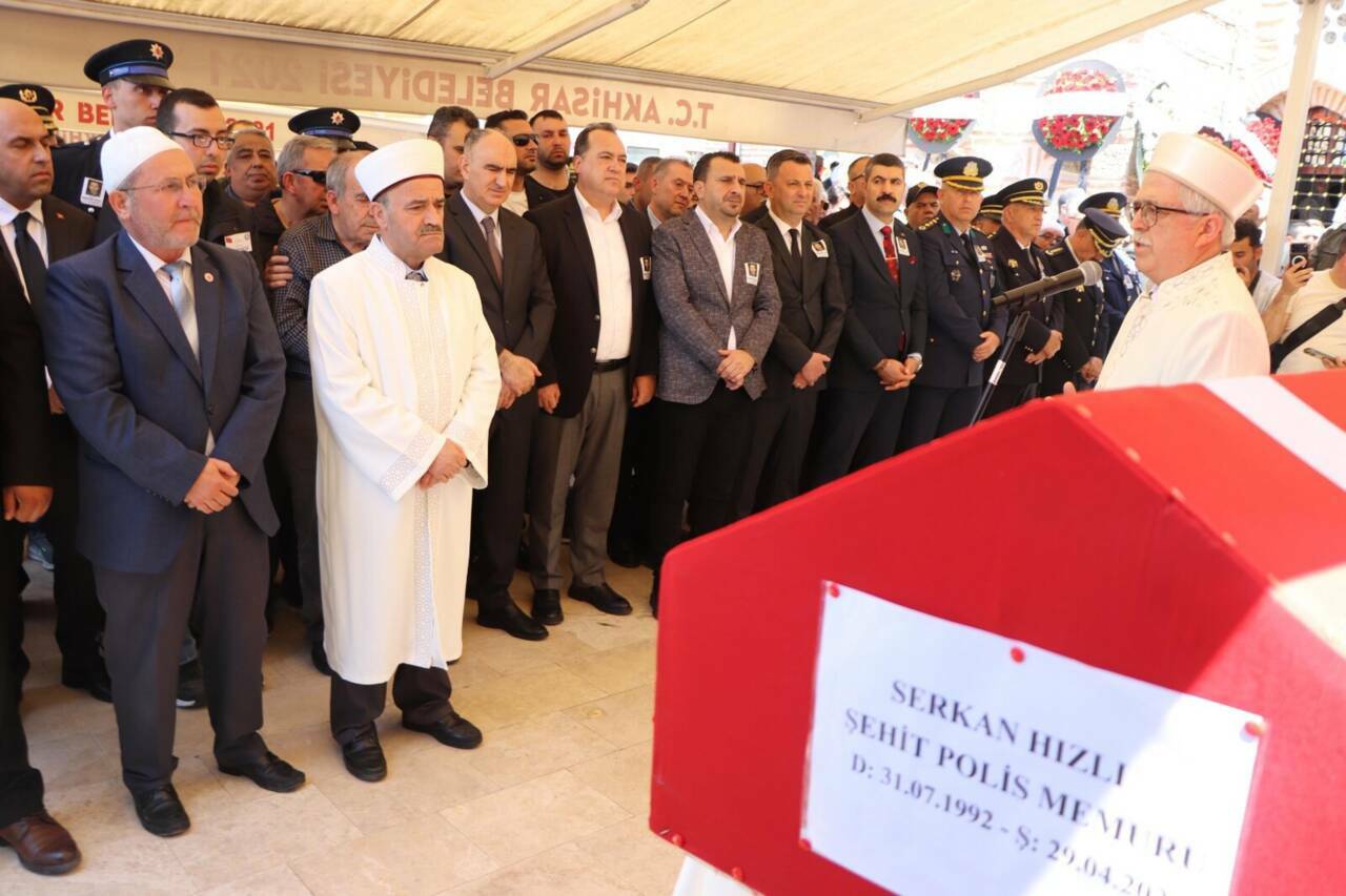 İzmir'deki kazada şehit olan polis memuruna son görev 8 izmirdeki kazada sehit olan polis memuru son yolculuguna ugurlandi 2 3077f498f8cd