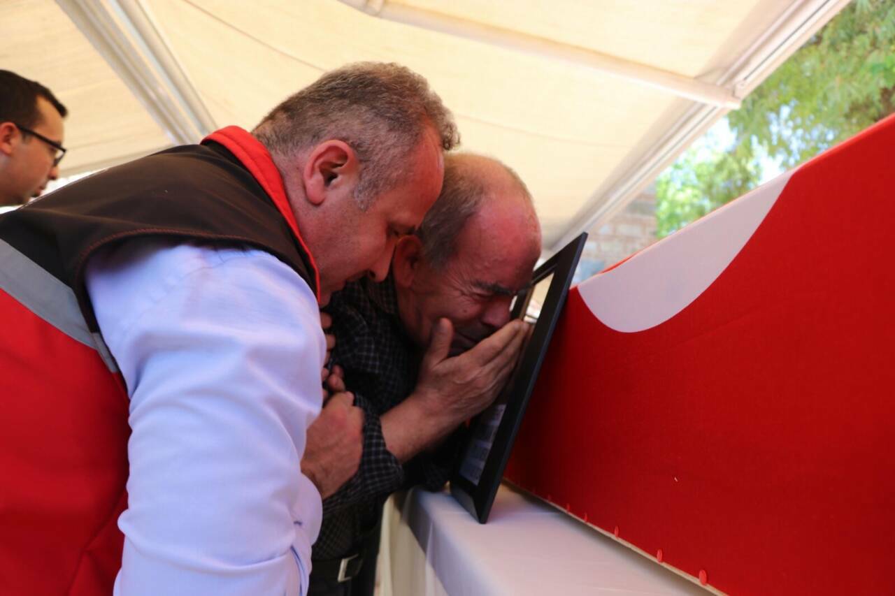 İzmir'deki kazada şehit olan polis memuruna son görev 9 izmirdeki kazada sehit olan polis memuru son yolculuguna ugurlandi 2 3932a274e6c7