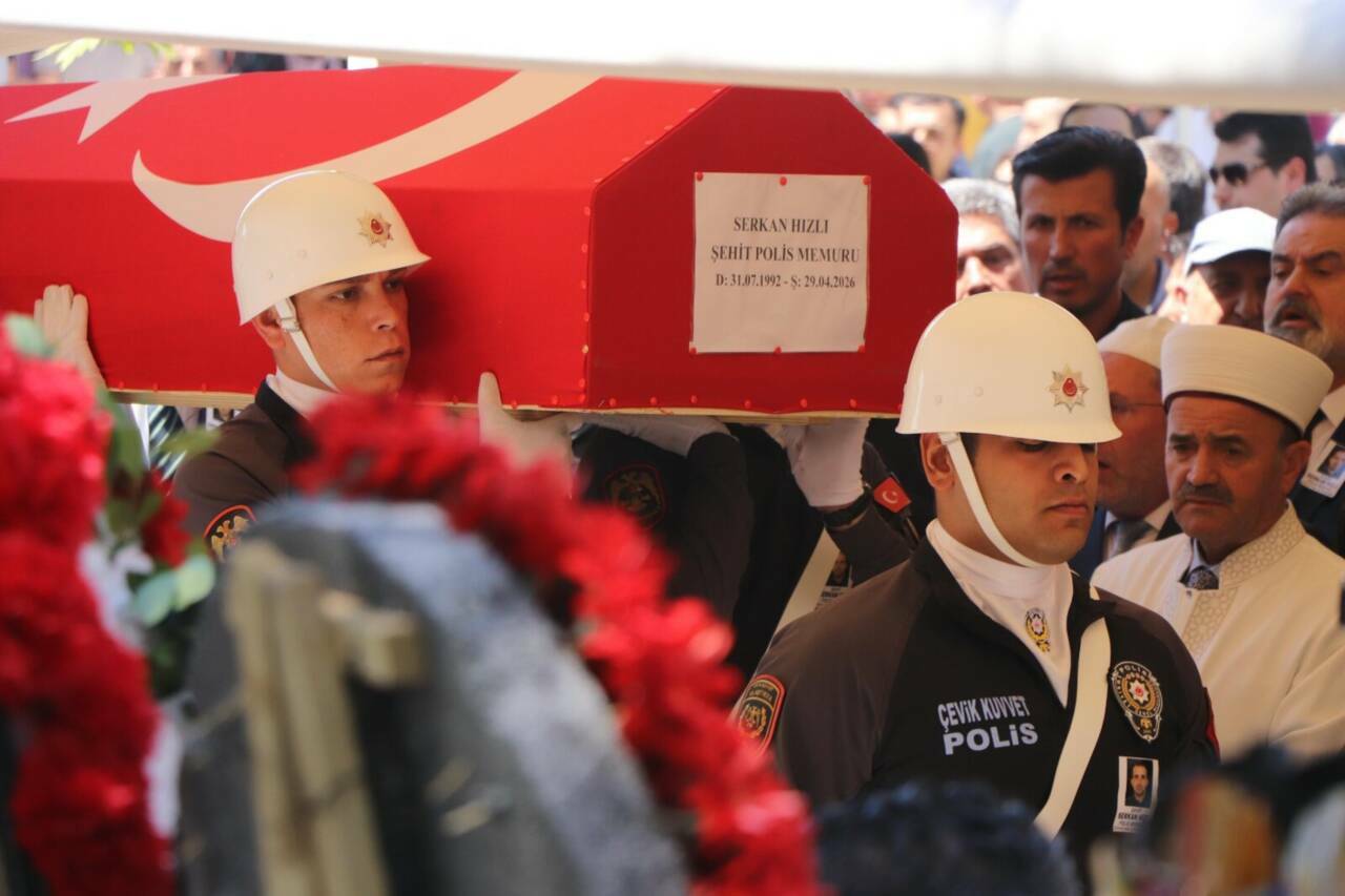 İzmir'deki kazada şehit olan polis memuruna son görev 11 izmirdeki kazada sehit olan polis memuru son yolculuguna ugurlandi 2 7ee26749b729