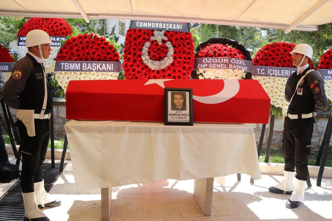 İzmir'deki kazada şehit olan polis memuruna son görev 3 izmirdeki kazada sehit olan polis memuru son yolculuguna ugurlandi 2 a16b6b1ce565
