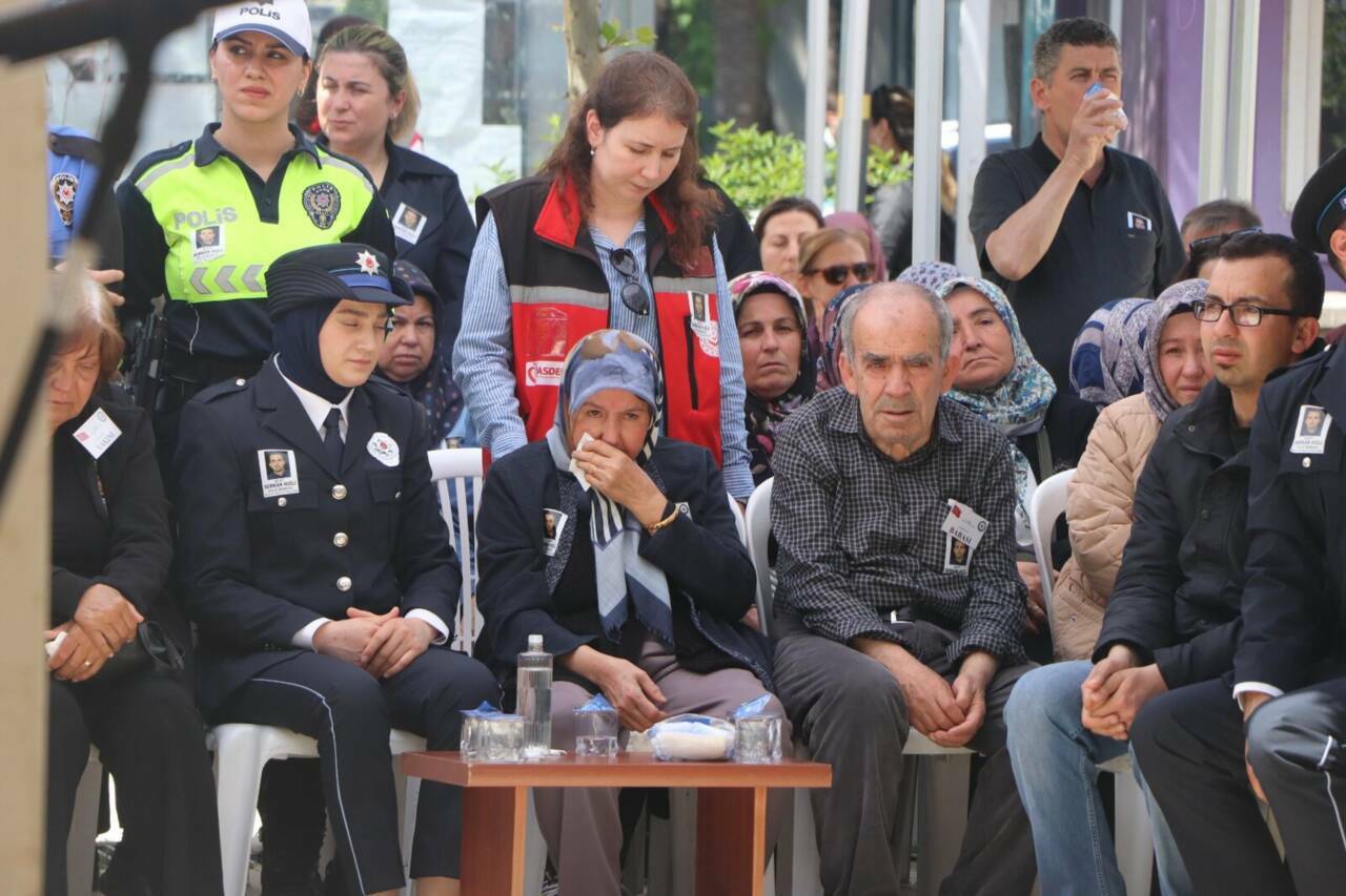 İzmir'deki kazada şehit olan polis memuruna son görev 1 izmirdeki kazada sehit olan polis memuru son yolculuguna ugurlandi 2 a56f9ff9b581