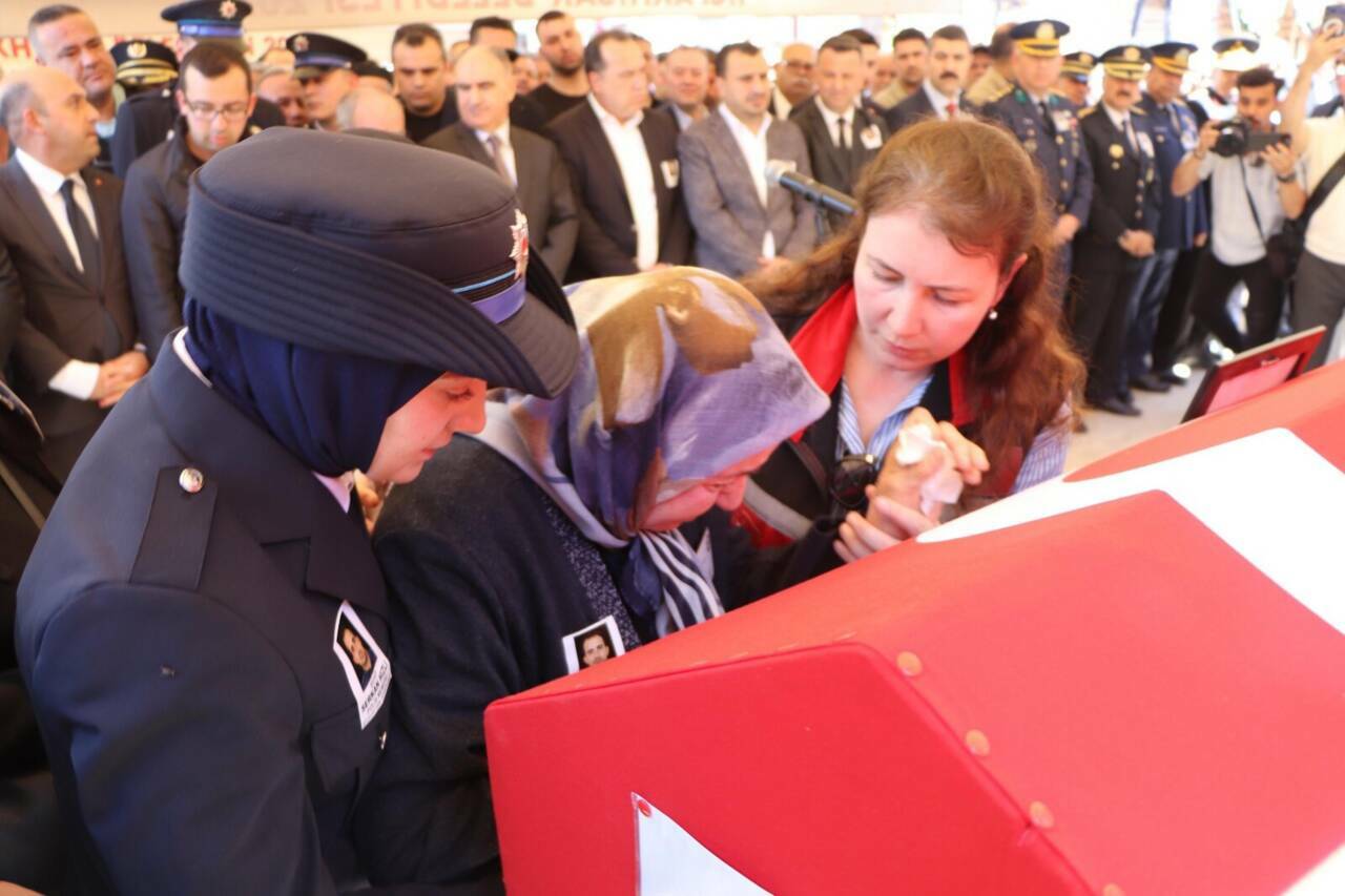 İzmir'deki kazada şehit olan polis memuruna son görev 6 izmirdeki kazada sehit olan polis memuru son yolculuguna ugurlandi 2 ce68e7d212f0