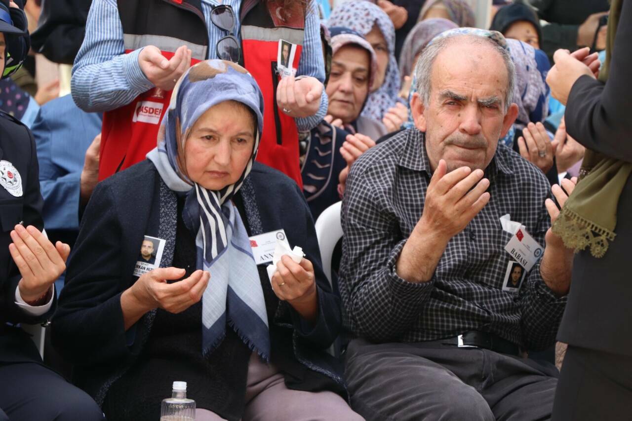 İzmir'deki kazada şehit olan polis memuruna son görev 4 izmirdeki kazada sehit olan polis memuru son yolculuguna ugurlandi 2 e1bf40a0e430