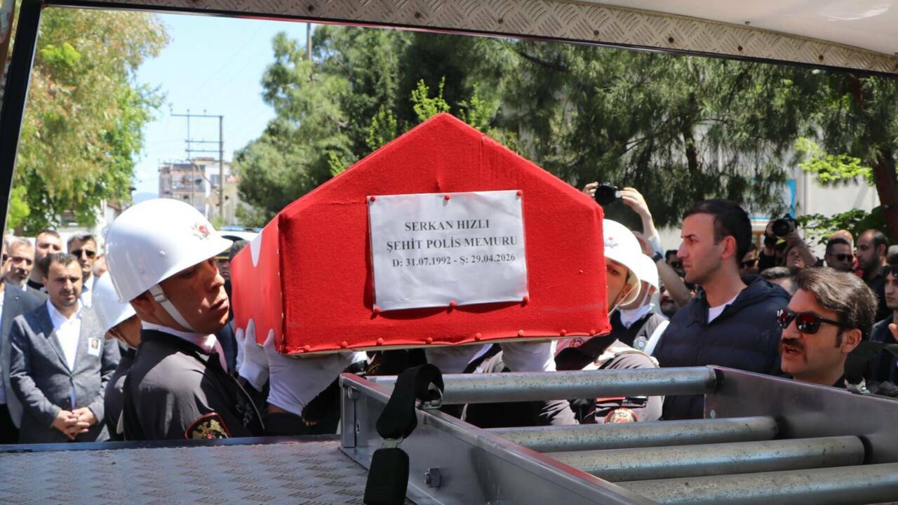İzmir'deki kazada şehit olan polis memuruna son görev 12 izmirdeki kazada sehit olan polis memuru son yolculuguna ugurlandi 2 fab4c53ca005