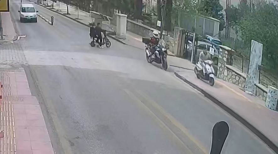 Kaldırımdan kaçtı, 500 bin liradan oldu Aydın’ın Efeler ilçesinde polis ekiplerinin ’dur’ ihtarına uymayıp trafik kurallarını