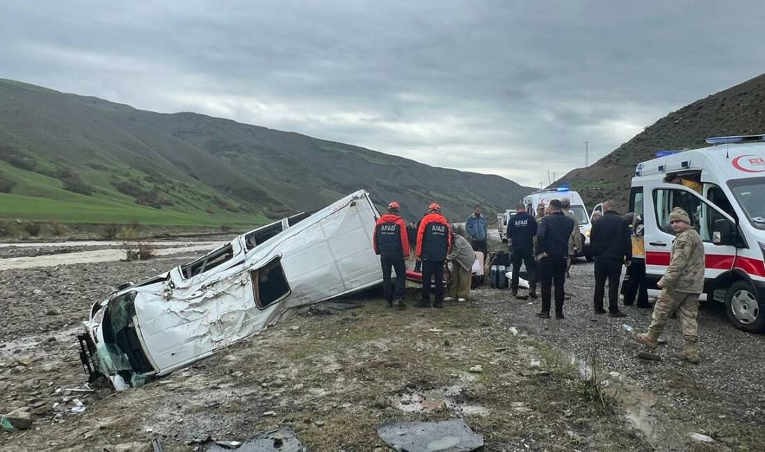 Korkunç kaza! 16 yaralı var… Muş'ta kontrolden çıkan bir minibüs devrildi. Yaşanan trafik kazasında yaralanan