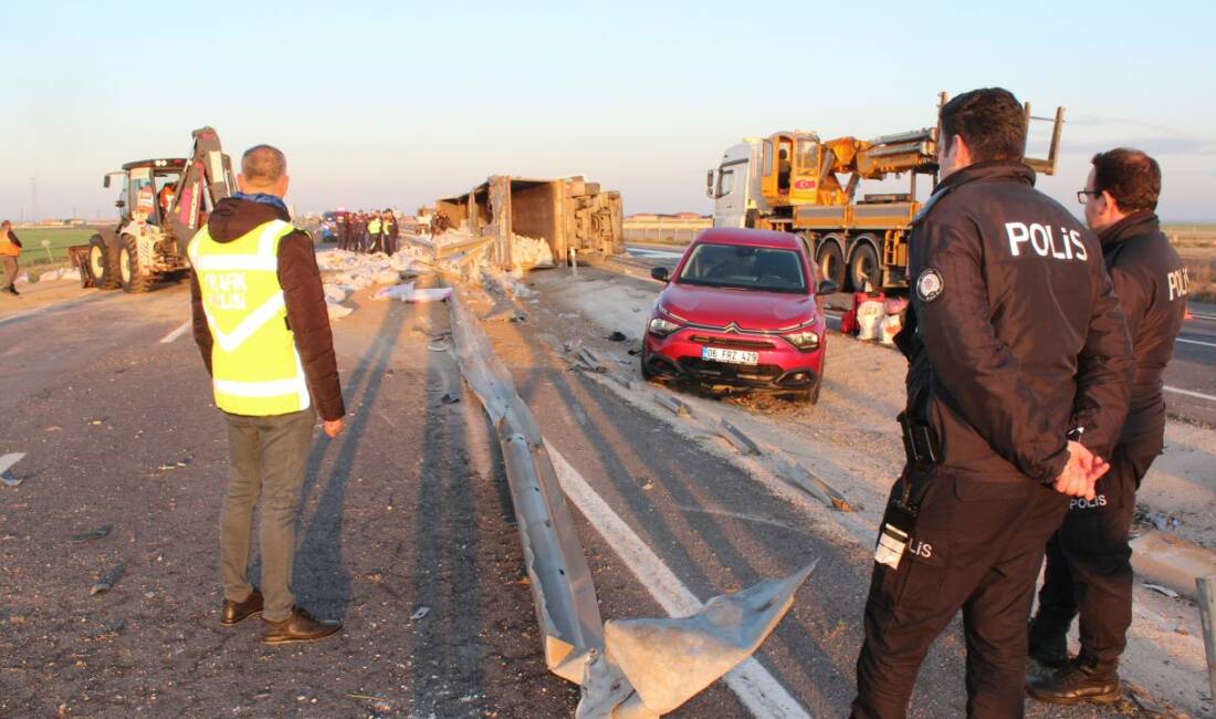 Kazayı görüp durdu, otomobiline başka araç çarptı! Aksaray'da devrilen tırı görerek yardım etmek için duranların otomobiline arkadan