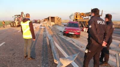 Aksaray'da devrilen tırı görerek yardım etmek için duranların otomobiline arkadan
