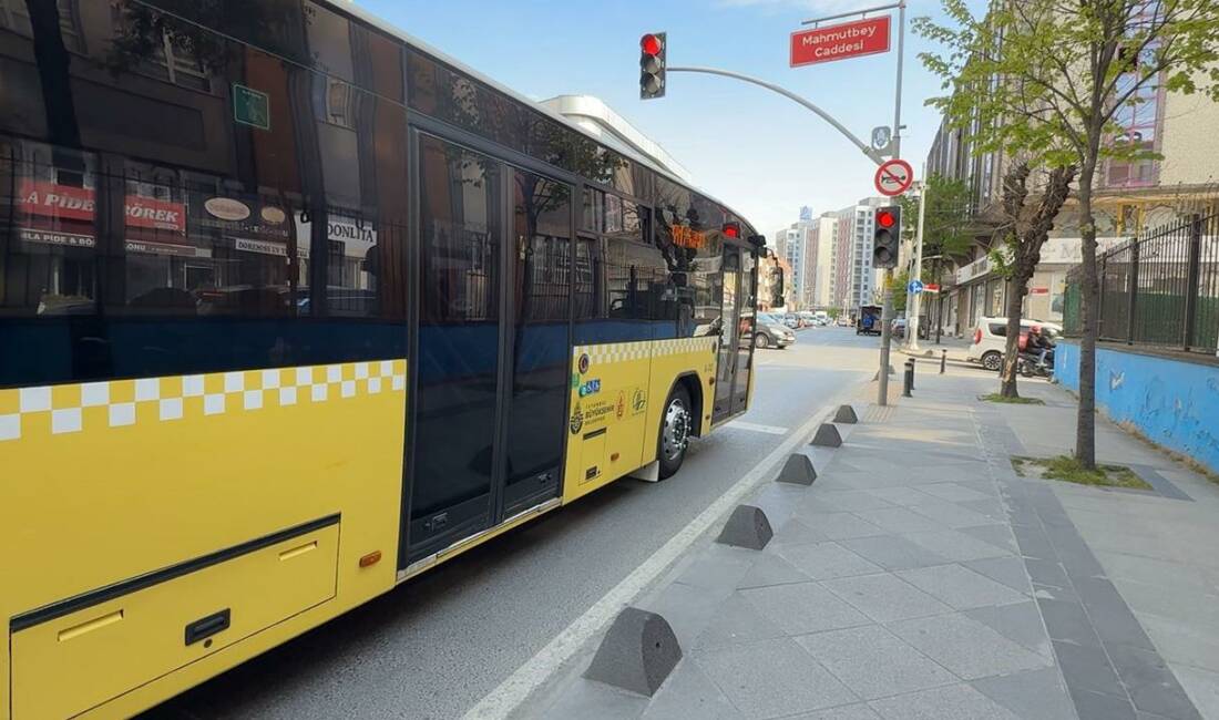 Kırmızı ışık ihlali yapan otobüs çocuğa çarptı Bağcılar’da kırmızı ışıkta geçen İETT otobüsü, yolun karşısına geçmeye çalışan
