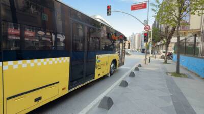 Bağcılar’da kırmızı ışıkta geçen İETT otobüsü, yolun karşısına geçmeye çalışan