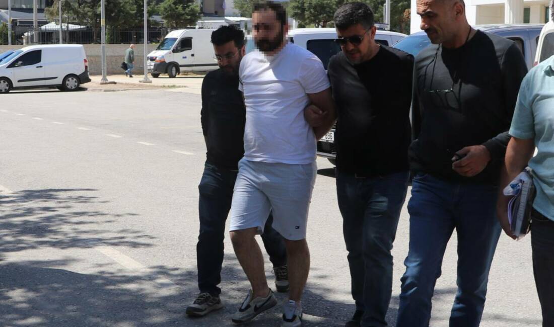 Kız arkadaşının eski eşini öldürdü Denizli'nin Merkezefendi ilçesinde Çağlar E. (38), tartıştığı kız arkadaşının eski