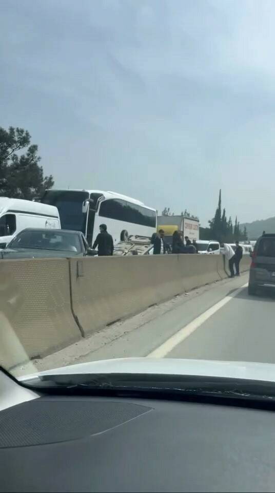 Bursa'da feci kaza! Otomobil takla attı 4 kontrolden cikan otomobil takla atip ters durdu fee9bfe17aff
