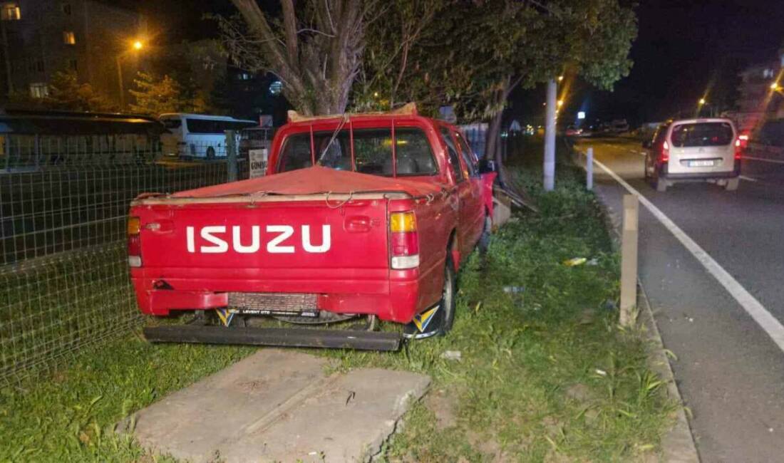 Bursa’da feci kaza! Ölümden döndü Bursa’da kontrolden çıkan kamyonet refüjdeki duvara çarptı, sürücü hafif yaralandı.