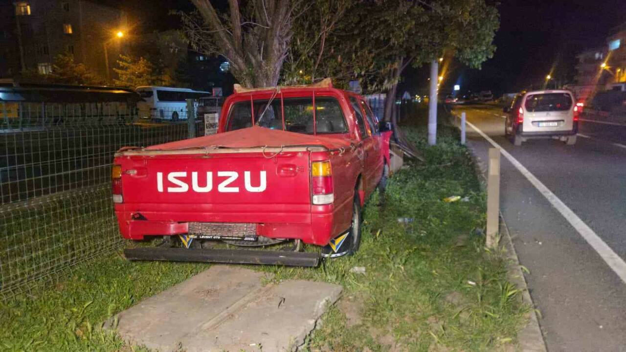 Bursa'da feci kaza! Ölümden döndü 5 kontrolu kaybeden kamyonet orta refuje savruldu 1 yarali a9fce50ae3e4