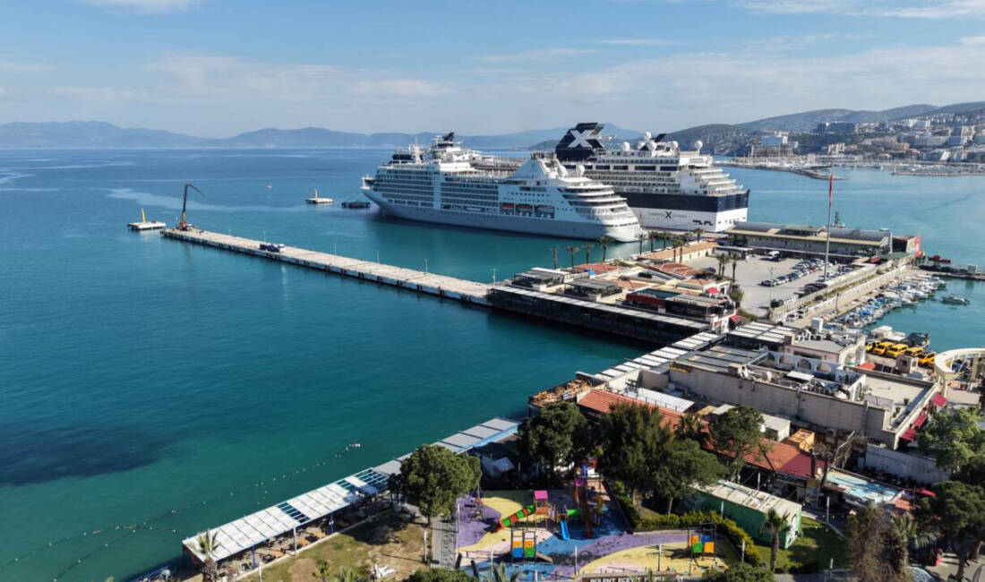 Kruvaziyer turizminin önemli noktalarından Aydın'ın Kuşadası ilçesi, iki kruvaziyerle 2