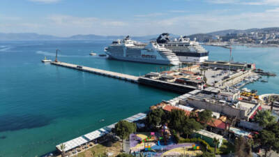 Kruvaziyer turizminin önemli noktalarından Aydın'ın Kuşadası ilçesi, iki kruvaziyerle 2