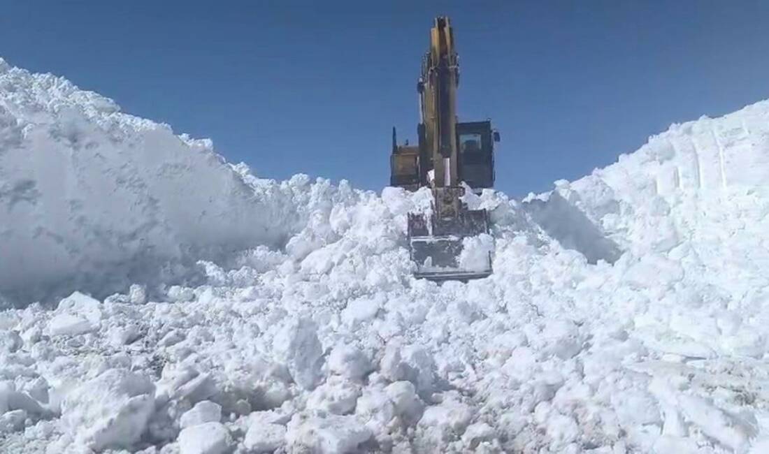 Mayıs öncesi kar mesaisi Erzurum’un Tekman ilçesinde 2 bin 900 rakımlı bölgede, yer yer