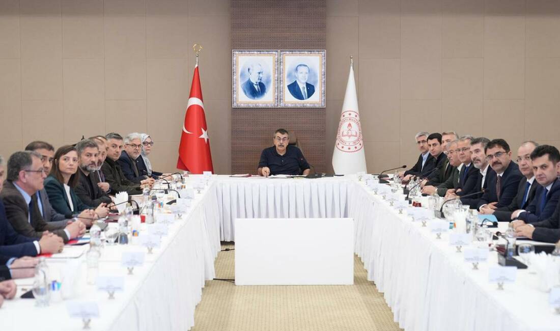 Milli Eğitim Bakanı Yusuf Tekin başkanlığında, bakan yardımcıları ve genel