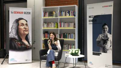 “2026 Yılın Yazarı Sennur Sezer” projesi kapsamında oyuncu Nezaket Erden,