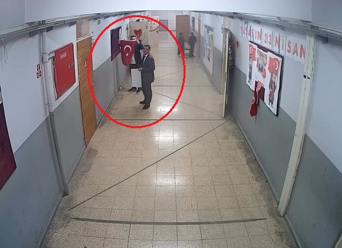 Bursa’nın İnegöl ilçesinde ilkokul öğrencileri, öğretmenlerinin dikkatlerini ve bayrak hassasiyetini