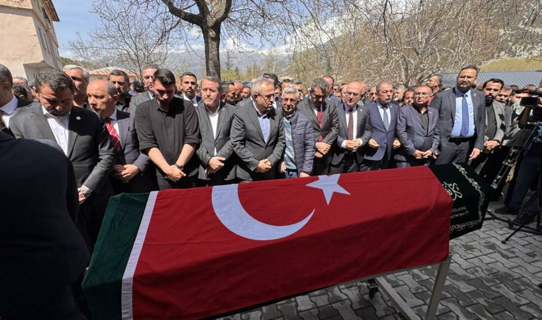 Okul saldırısında hayatını kaybeden Ayla öğretmene son veda Kahramanmaraş'ın Onikişubat ilçesinde okulda düzenlenen silahlı saldırıda hayatını kaybeden matematik