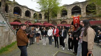 Osmangazi Belediyesi’nin düzenlediği gastronomi turunda Yalova Üniversitesi öğrencileri, Bursa’nın coğrafi