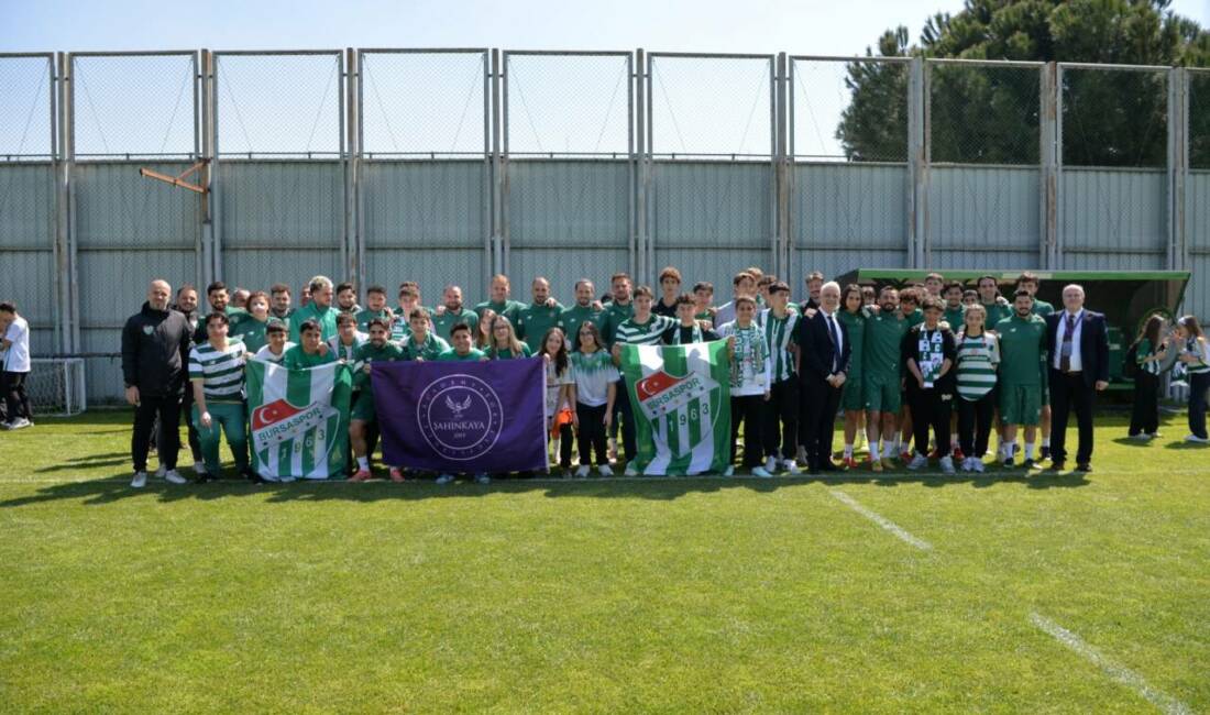 Şahinkayalı öğrencilerden şampiyona ziyaret Şahinkaya Eğitim Kurumları öğrencileri, Bursaspor'un şampiyonluğunu ilan edeceği son maç