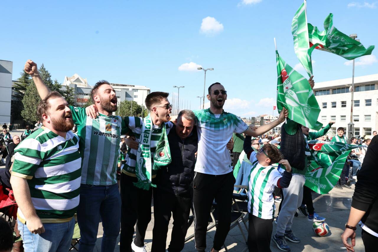 Bursaspor’un şampiyonluk heyecanı Nilüfer’de zirve yaptı 8 sampiyon 5
