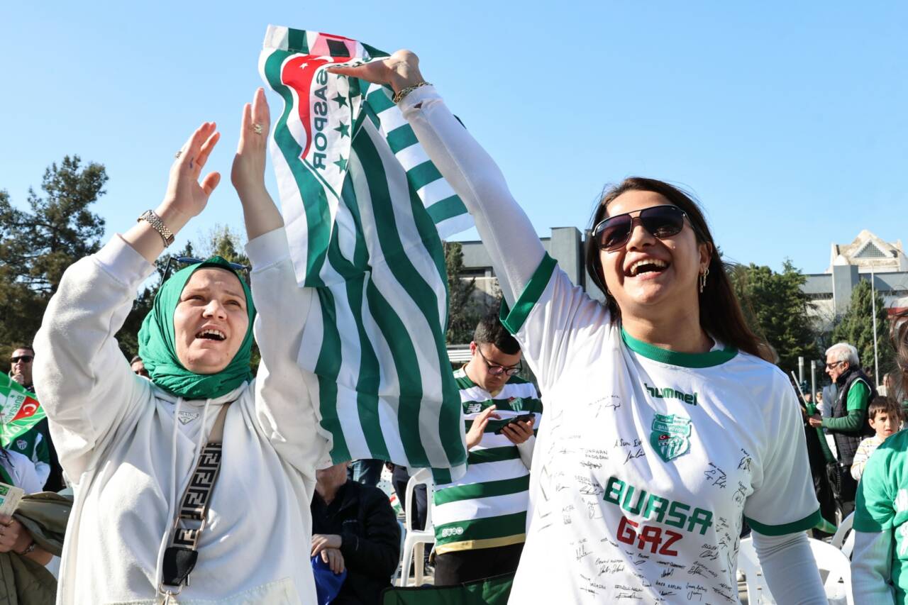 Bursaspor’un şampiyonluk heyecanı Nilüfer’de zirve yaptı 11 sampiyon 8
