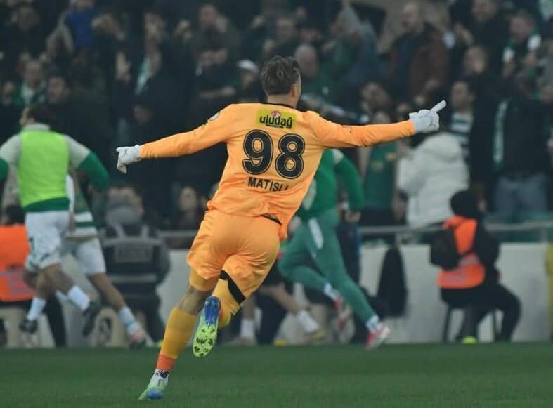 Bursaspor’da iki yılda iki kupa kaldırdı şimdi yeni bir hayali var Şampiyon Bursaspor’un genç file bekçisi Kerem Matışlı (19), "Bursaspor'da oynayarak
