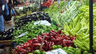Bursa’da pazar tezgâhları baharla birlikte renklenirken fiyatlar cep yakıyor. Birçok