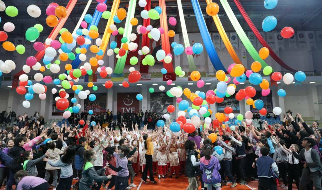 Bursa’da 20 bin öğrenci bu şenlikte buluşacak Nilüfer 24. Uluslararası Spor Şenlikleri törenle başladı. Öğrencilerin gösterileriyle renklenen