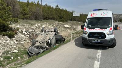 Kütahya’da, yol kenarındaki su kanalına düşüp takla atan otomobildeki aynı