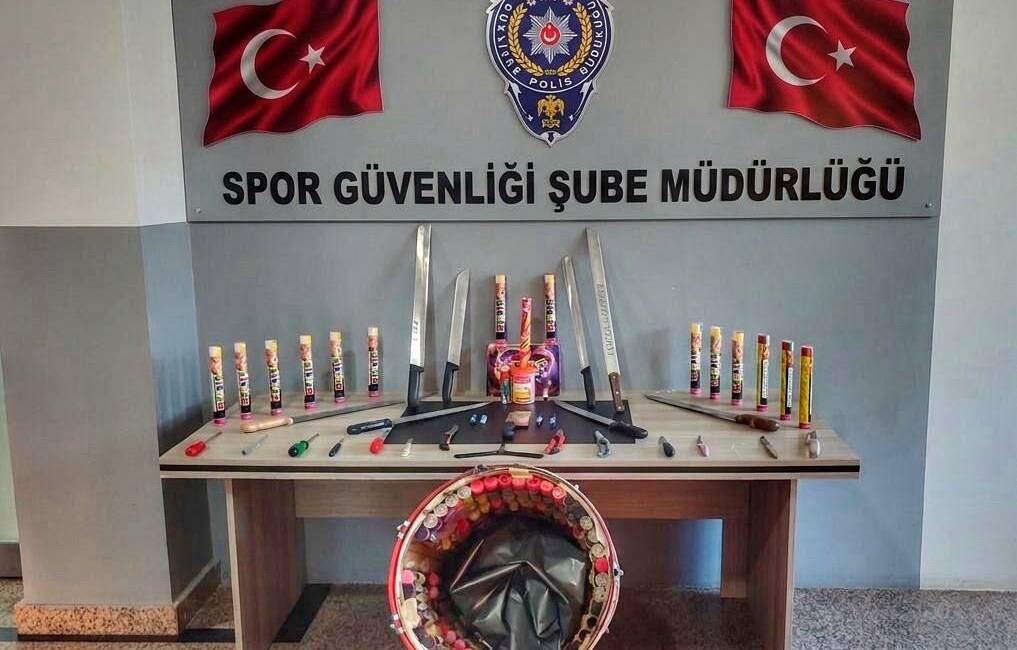 Taraftar otobüsünden çıkanlar şaşkına çevirdi: Davulun içine gizlemişler Trendyol Süper Lig'in 30. haftasında Kocaelispor ile Göztepe arasında oynanan