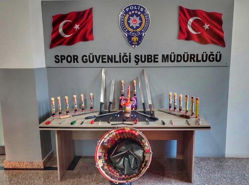 Taraftar otobüsünden çıkanlar şaşkına çevirdi: Davulun içine gizlemişler 1 taraftar otobusunden cikanlar saskina cevirdi davulun icine gizlemisler bd77a290f8a5