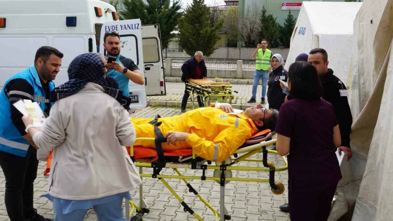 Tatbikat için canlı canlı tabuta girdi 3 tatbikat icin canli canli tabuta girdi 1f36fac9c3b4