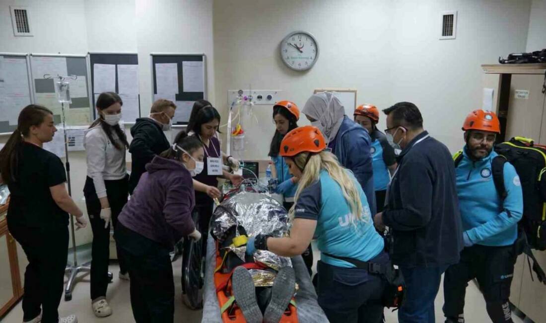 Tatbikat için canlı canlı tabuta girdi Afyonkarahisar’da bir hastanede gerçekleştirilen yangın tatbikatında, görevliler aslında canlı olan