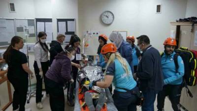 Afyonkarahisar’da bir hastanede gerçekleştirilen yangın tatbikatında, görevliler aslında canlı olan