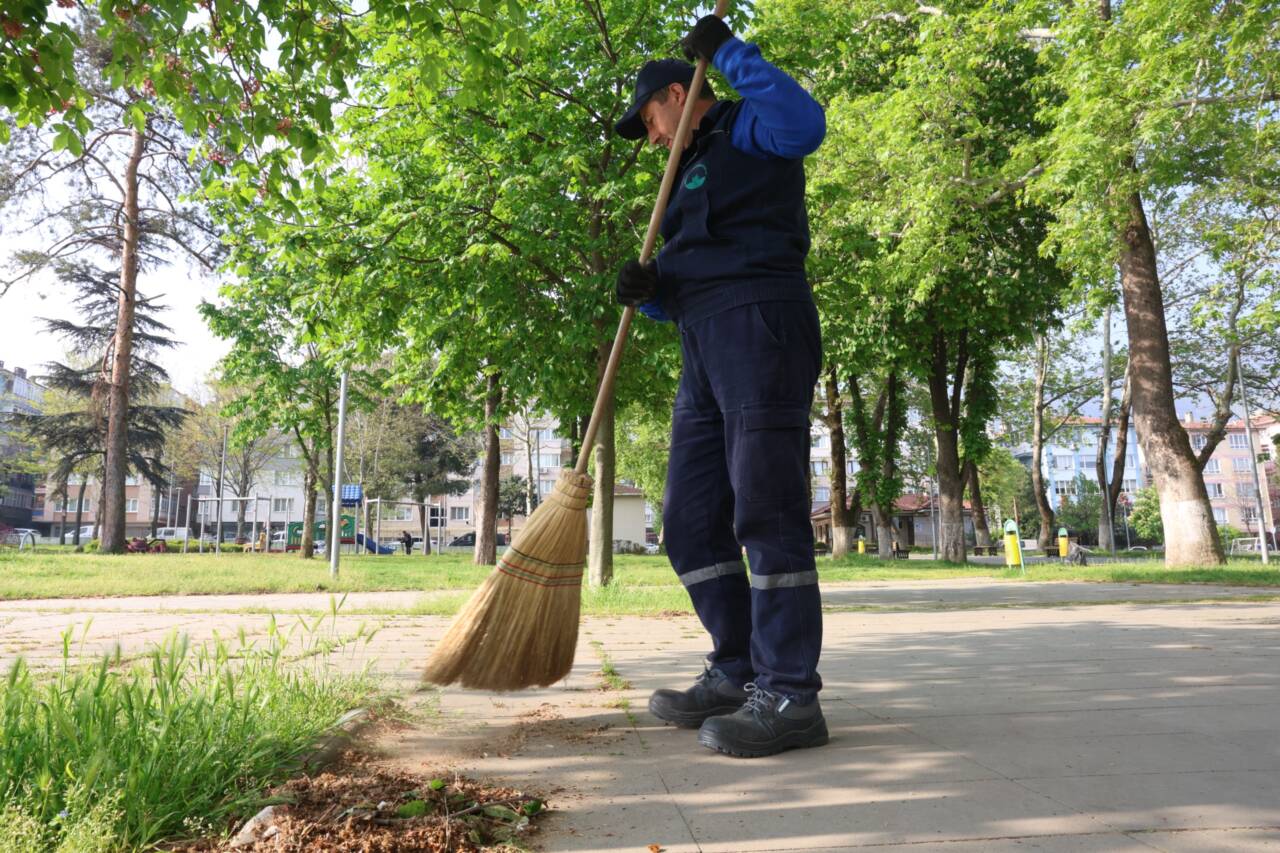 Osmangazi Belediyesi’nden Parklara Günlük Bakım Dokunuşu