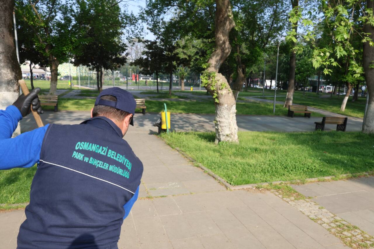 Osmangazi Belediyesi’nden Parklara Günlük Bakım Dokunuşu